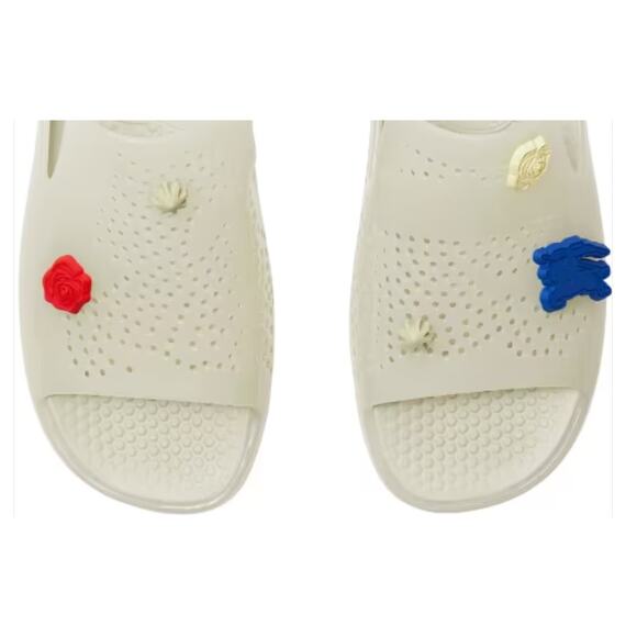 $695 NIB Burberry Stingray Rose & Knight Charm Rubber Slide Sandals Size 40(7) main image 6